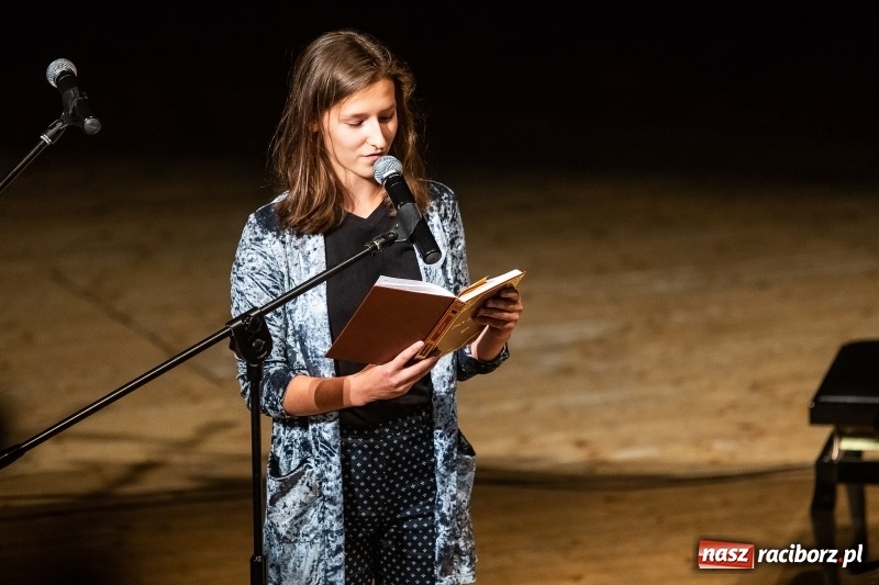 Zdjęcie w galerii na portalu naszraciborz.pl: 100 lat polskiej niepodległości. Finesis Trio wystąpiło w Raciborskim Centrum Kultury wiadomości z regionu
