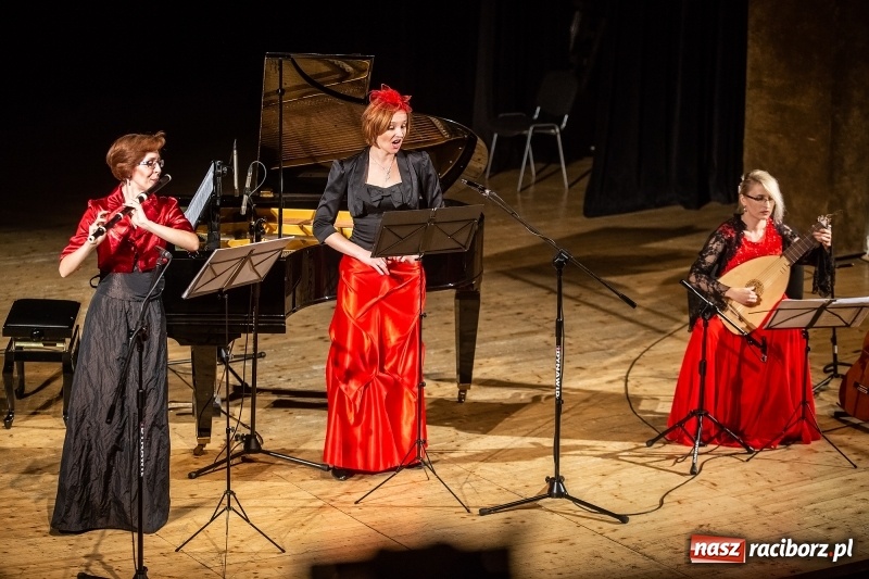 Zdjęcie w galerii na portalu naszraciborz.pl: 100 lat polskiej niepodległości. Finesis Trio wystąpiło w Raciborskim Centrum Kultury wiadomości z regionu
