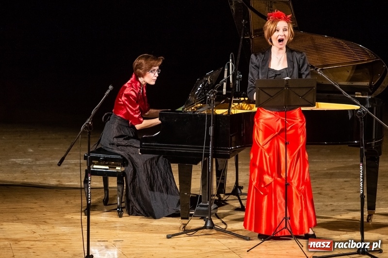 Zdjęcie w galerii na portalu naszraciborz.pl: 100 lat polskiej niepodległości. Finesis Trio wystąpiło w Raciborskim Centrum Kultury wiadomości z regionu