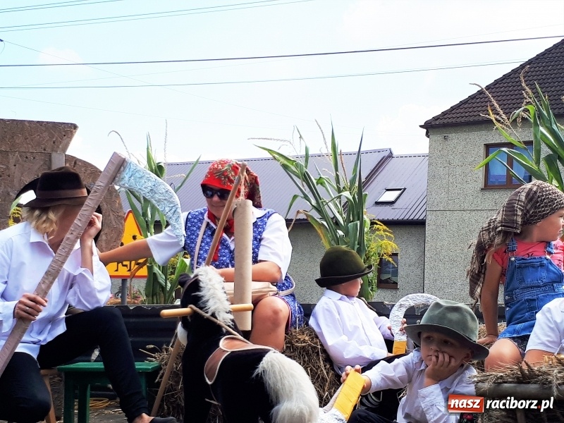 Zdjęcie w galerii na portalu naszraciborz.pl: Barwny korowód na dożynkach gminy Kornowac w Kobyli FOTO i WIDEO wiadomości z regionu