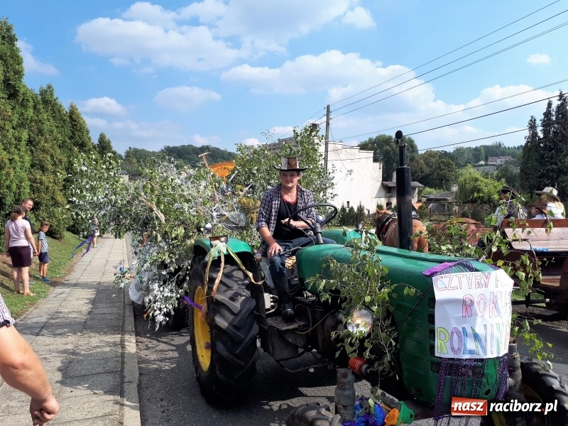 Zdjęcie w galerii na portalu naszraciborz.pl: Barwny korowód na dożynkach gminy Kornowac w Kobyli FOTO i WIDEO wiadomości z regionu