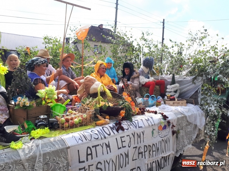Zdjęcie w galerii na portalu naszraciborz.pl: Barwny korowód na dożynkach gminy Kornowac w Kobyli FOTO i WIDEO wiadomości z regionu