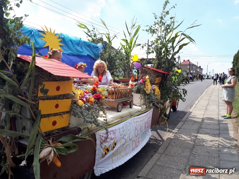 Zdjęcie w galerii na portalu naszraciborz.pl: Barwny korowód na dożynkach gminy Kornowac w Kobyli FOTO i WIDEO wiadomości z regionu