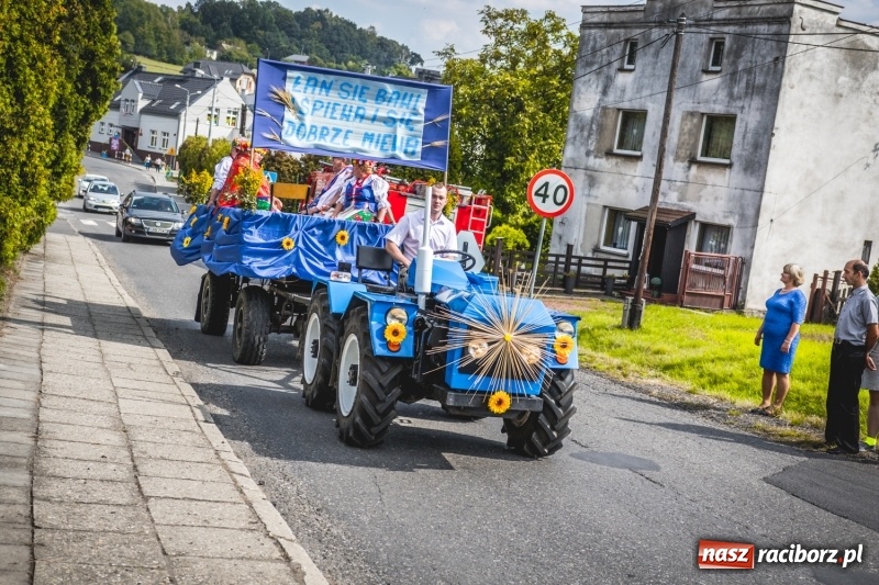 Zdjęcie w galerii na portalu naszraciborz.pl: Barwny korowód na dożynkach gminy Kornowac w Kobyli FOTO i WIDEO wiadomości z regionu