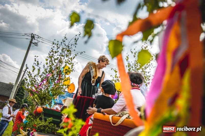 Zdjęcie w galerii na portalu naszraciborz.pl: Barwny korowód na dożynkach gminy Kornowac w Kobyli FOTO i WIDEO wiadomości z regionu