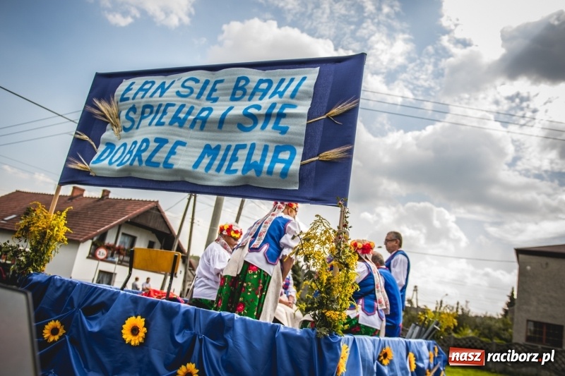 Zdjęcie w galerii na portalu naszraciborz.pl: Barwny korowód na dożynkach gminy Kornowac w Kobyli FOTO i WIDEO wiadomości z regionu