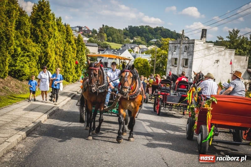 Zdjęcie w galerii na portalu naszraciborz.pl: Barwny korowód na dożynkach gminy Kornowac w Kobyli FOTO i WIDEO wiadomości z regionu
