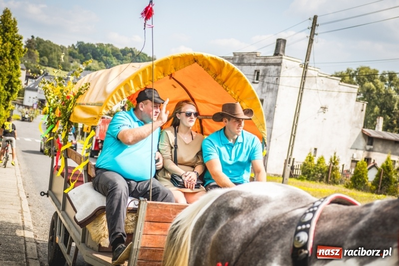 Zdjęcie w galerii na portalu naszraciborz.pl: Barwny korowód na dożynkach gminy Kornowac w Kobyli FOTO i WIDEO wiadomości z regionu