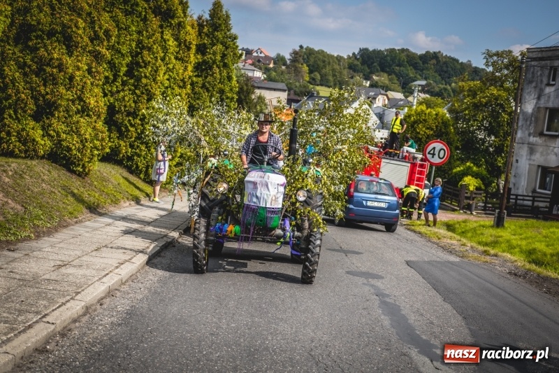 Zdjęcie w galerii na portalu naszraciborz.pl: Barwny korowód na dożynkach gminy Kornowac w Kobyli FOTO i WIDEO wiadomości z regionu