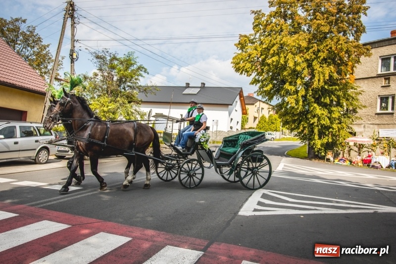 Zdjęcie w galerii na portalu naszraciborz.pl: Barwny korowód na dożynkach gminy Kornowac w Kobyli FOTO i WIDEO wiadomości z regionu