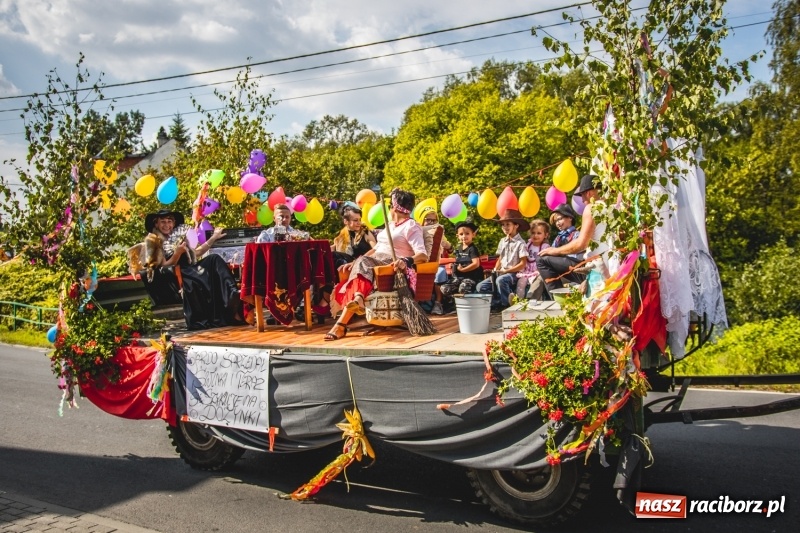 Zdjęcie w galerii na portalu naszraciborz.pl: Barwny korowód na dożynkach gminy Kornowac w Kobyli FOTO i WIDEO wiadomości z regionu