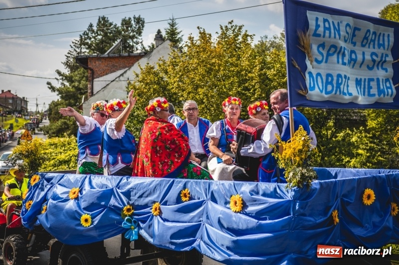 Zdjęcie w galerii na portalu naszraciborz.pl: Barwny korowód na dożynkach gminy Kornowac w Kobyli FOTO i WIDEO wiadomości z regionu