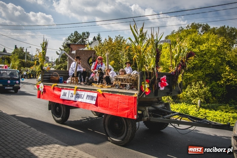 Zdjęcie w galerii na portalu naszraciborz.pl: Barwny korowód na dożynkach gminy Kornowac w Kobyli FOTO i WIDEO wiadomości z regionu