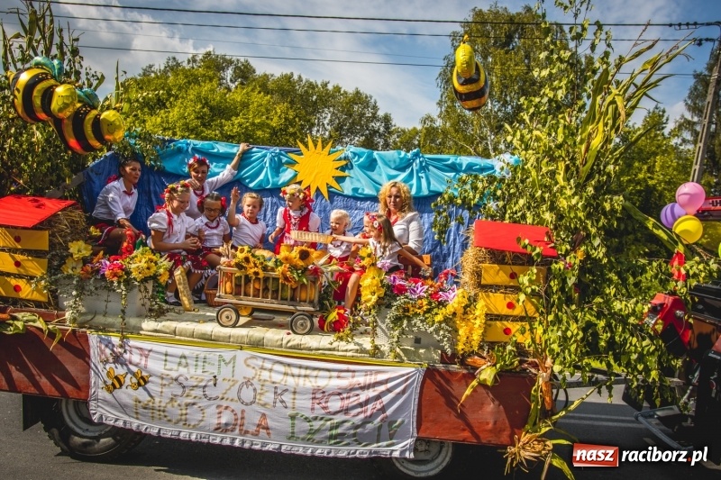 Zdjęcie w galerii na portalu naszraciborz.pl: Barwny korowód na dożynkach gminy Kornowac w Kobyli FOTO i WIDEO wiadomości z regionu