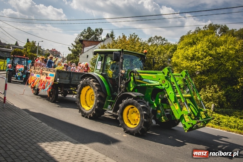 Zdjęcie w galerii na portalu naszraciborz.pl: Barwny korowód na dożynkach gminy Kornowac w Kobyli FOTO i WIDEO wiadomości z regionu