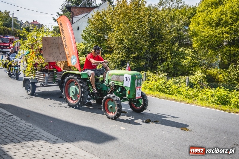 Zdjęcie w galerii na portalu naszraciborz.pl: Barwny korowód na dożynkach gminy Kornowac w Kobyli FOTO i WIDEO wiadomości z regionu
