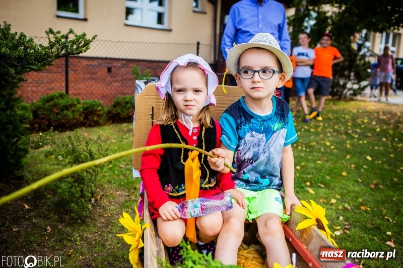 Zdjęcie w galerii na portalu naszraciborz.pl: Dożynki w Samborowicach. Sołtys na hoverboardzie, reszta w korowodzie  wiadomości z regionu