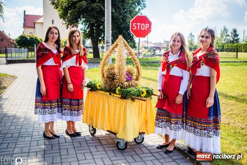 Zdjęcie w galerii na portalu naszraciborz.pl: Dożynki w Samborowicach. Sołtys na hoverboardzie, reszta w korowodzie  wiadomości z regionu