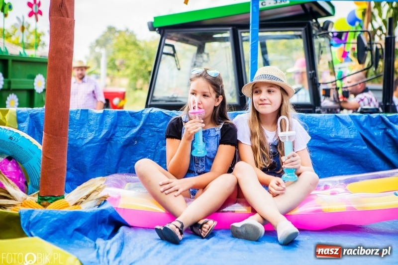 Zdjęcie w galerii na portalu naszraciborz.pl: Dożynki w Samborowicach. Sołtys na hoverboardzie, reszta w korowodzie  wiadomości z regionu