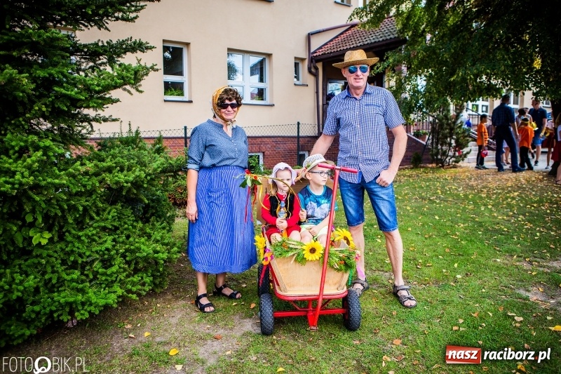 Zdjęcie w galerii na portalu naszraciborz.pl: Dożynki w Samborowicach. Sołtys na hoverboardzie, reszta w korowodzie  wiadomości z regionu