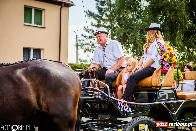 Zdjęcie w galerii na portalu naszraciborz.pl: Dożynki w Samborowicach. Sołtys na hoverboardzie, reszta w korowodzie  wiadomości z regionu