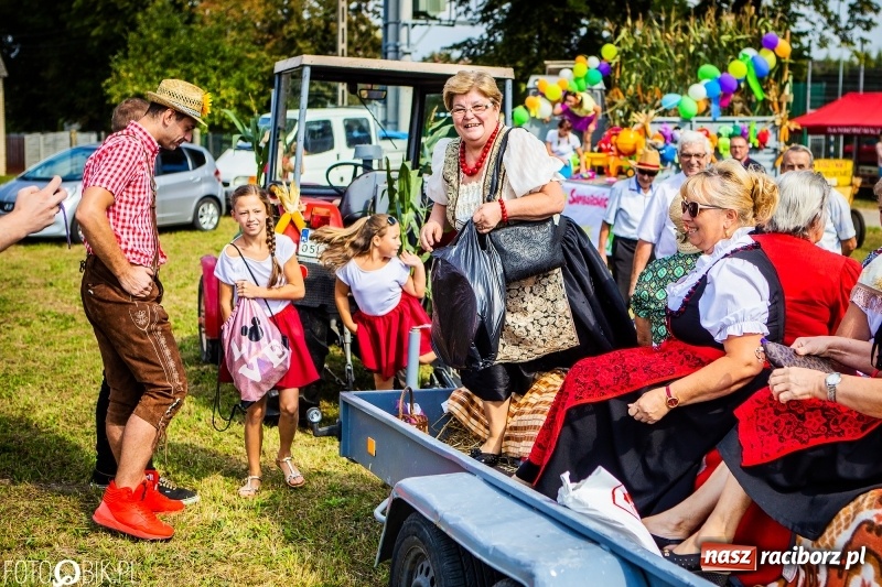 Zdjęcie w galerii na portalu naszraciborz.pl: Dożynki w Samborowicach. Sołtys na hoverboardzie, reszta w korowodzie  wiadomości z regionu