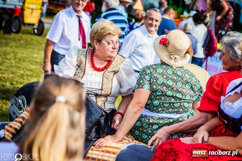Zdjęcie w galerii na portalu naszraciborz.pl: Dożynki w Samborowicach. Sołtys na hoverboardzie, reszta w korowodzie  wiadomości z regionu