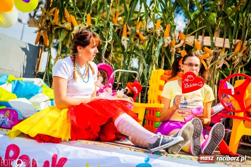 Zdjęcie w galerii na portalu naszraciborz.pl: Dożynki w Samborowicach. Sołtys na hoverboardzie, reszta w korowodzie  wiadomości z regionu