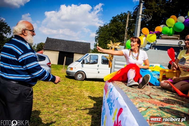 Zdjęcie w galerii na portalu naszraciborz.pl: Dożynki w Samborowicach. Sołtys na hoverboardzie, reszta w korowodzie  wiadomości z regionu