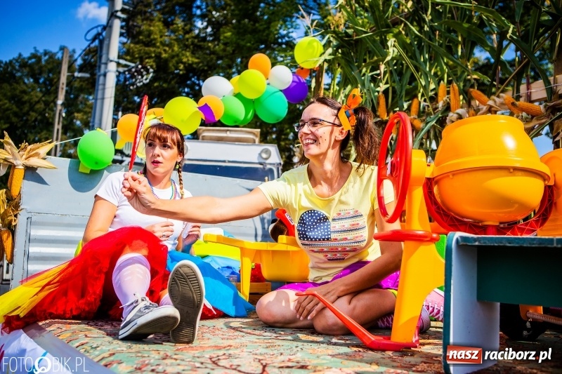 Zdjęcie w galerii na portalu naszraciborz.pl: Dożynki w Samborowicach. Sołtys na hoverboardzie, reszta w korowodzie  wiadomości z regionu