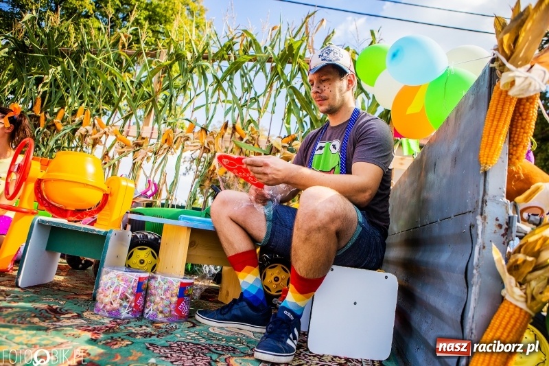 Zdjęcie w galerii na portalu naszraciborz.pl: Dożynki w Samborowicach. Sołtys na hoverboardzie, reszta w korowodzie  wiadomości z regionu