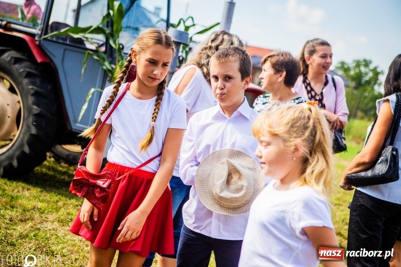 Zdjęcie w galerii na portalu naszraciborz.pl: Dożynki w Samborowicach. Sołtys na hoverboardzie, reszta w korowodzie  wiadomości z regionu