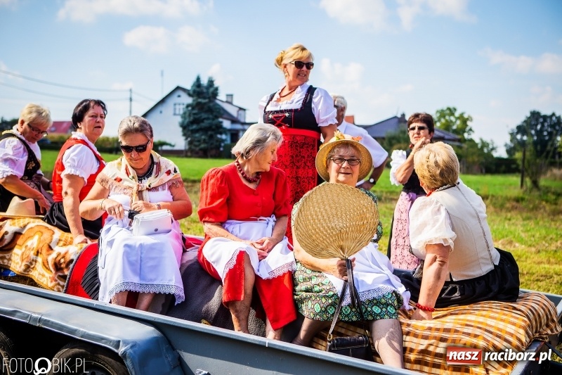 Zdjęcie w galerii na portalu naszraciborz.pl: Dożynki w Samborowicach. Sołtys na hoverboardzie, reszta w korowodzie  wiadomości z regionu