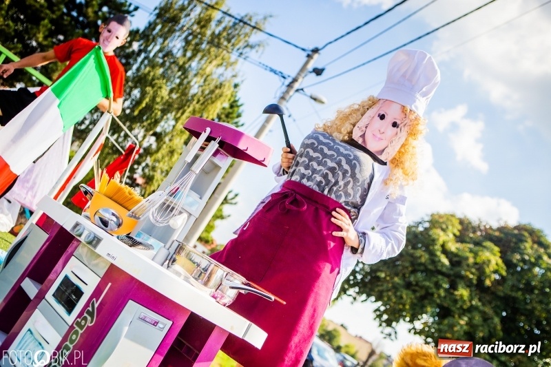 Zdjęcie w galerii na portalu naszraciborz.pl: Dożynki w Samborowicach. Sołtys na hoverboardzie, reszta w korowodzie  wiadomości z regionu