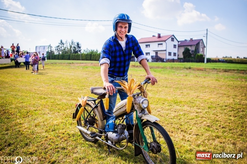 Zdjęcie w galerii na portalu naszraciborz.pl: Dożynki w Samborowicach. Sołtys na hoverboardzie, reszta w korowodzie  wiadomości z regionu