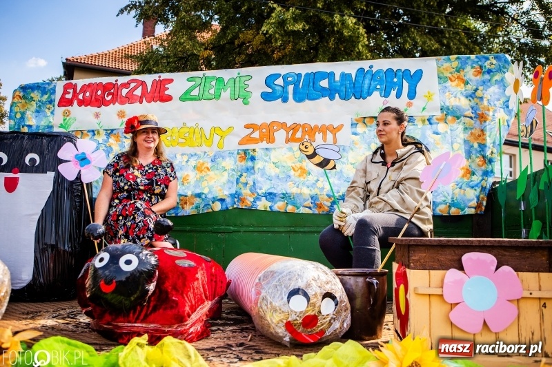 Zdjęcie w galerii na portalu naszraciborz.pl: Dożynki w Samborowicach. Sołtys na hoverboardzie, reszta w korowodzie  wiadomości z regionu