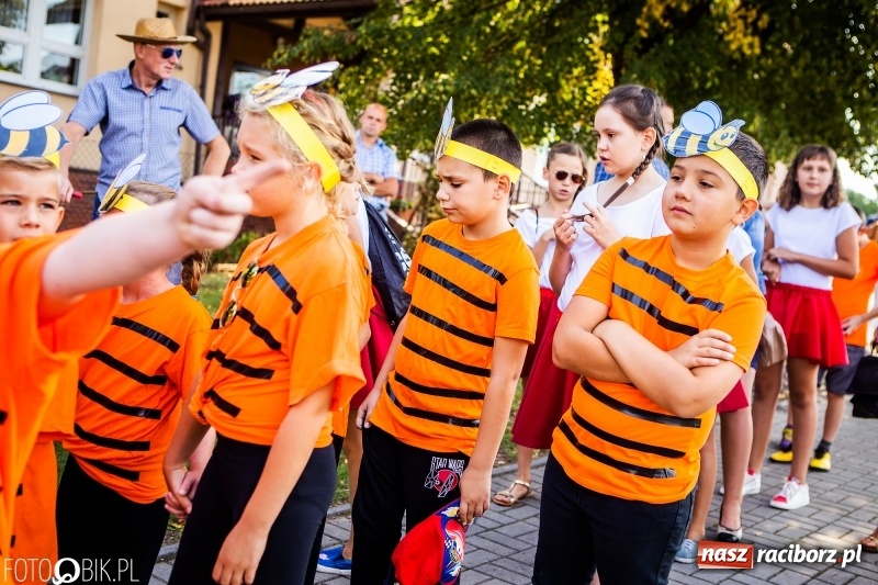 Zdjęcie w galerii na portalu naszraciborz.pl: Dożynki w Samborowicach. Sołtys na hoverboardzie, reszta w korowodzie  wiadomości z regionu