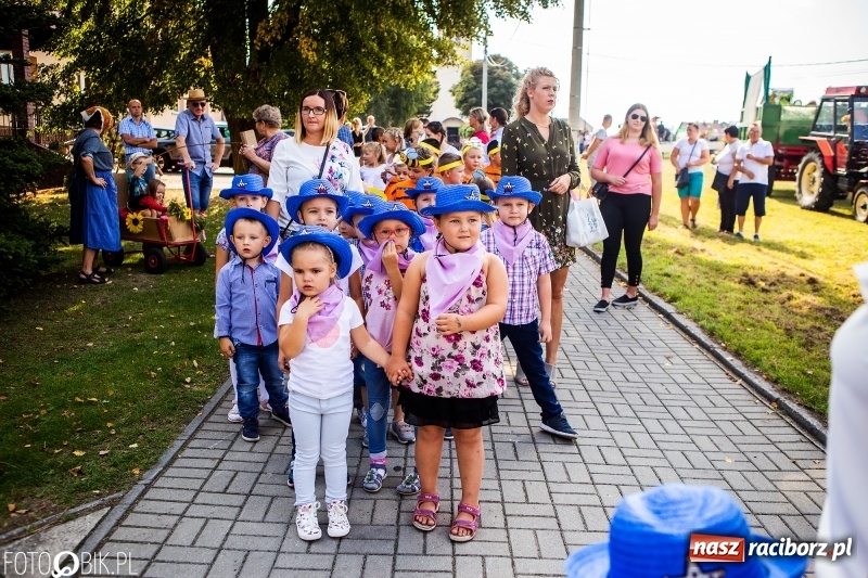 Zdjęcie w galerii na portalu naszraciborz.pl: Dożynki w Samborowicach. Sołtys na hoverboardzie, reszta w korowodzie  wiadomości z regionu