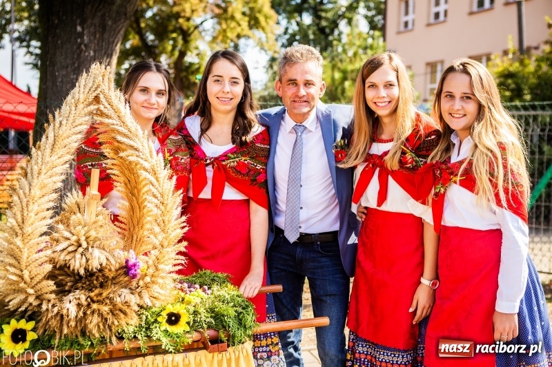 Zdjęcie w galerii na portalu naszraciborz.pl: Dożynki w Samborowicach. Sołtys na hoverboardzie, reszta w korowodzie  wiadomości z regionu