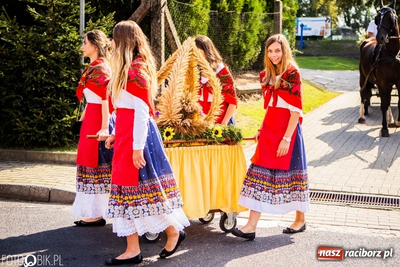 Zdjęcie w galerii na portalu naszraciborz.pl: Dożynki w Samborowicach. Sołtys na hoverboardzie, reszta w korowodzie  wiadomości z regionu