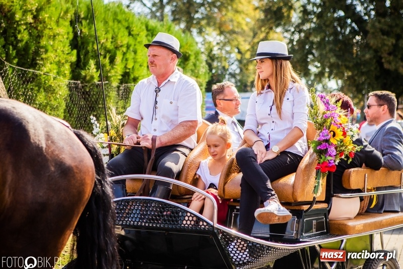 Zdjęcie w galerii na portalu naszraciborz.pl: Dożynki w Samborowicach. Sołtys na hoverboardzie, reszta w korowodzie  wiadomości z regionu