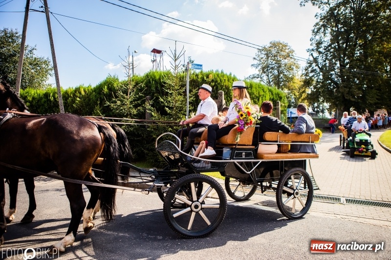 Zdjęcie w galerii na portalu naszraciborz.pl: Dożynki w Samborowicach. Sołtys na hoverboardzie, reszta w korowodzie  wiadomości z regionu