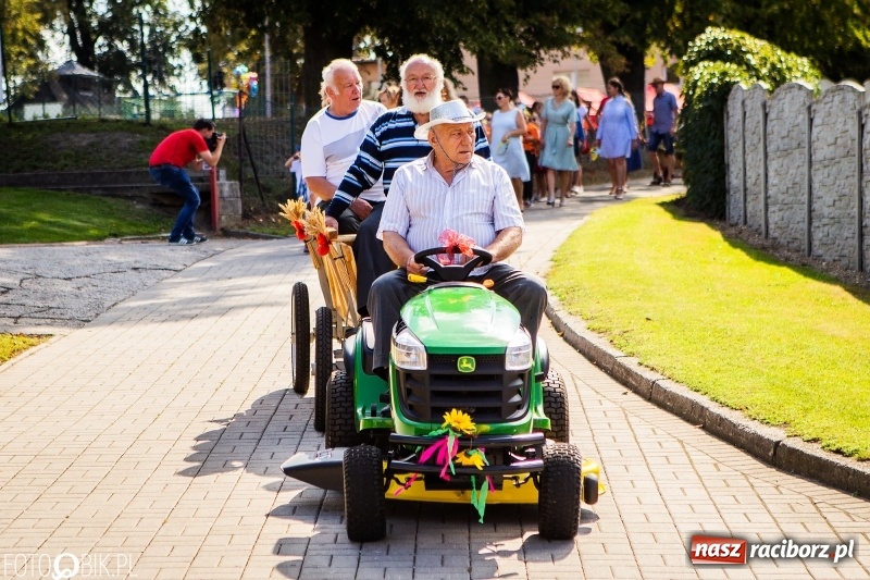 Zdjęcie w galerii na portalu naszraciborz.pl: Dożynki w Samborowicach. Sołtys na hoverboardzie, reszta w korowodzie  wiadomości z regionu