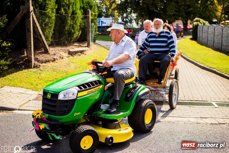 Zdjęcie w galerii na portalu naszraciborz.pl: Dożynki w Samborowicach. Sołtys na hoverboardzie, reszta w korowodzie  wiadomości z regionu