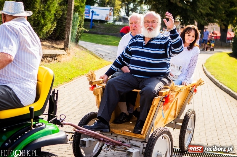Zdjęcie w galerii na portalu naszraciborz.pl: Dożynki w Samborowicach. Sołtys na hoverboardzie, reszta w korowodzie  wiadomości z regionu