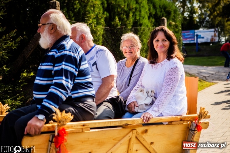 Zdjęcie w galerii na portalu naszraciborz.pl: Dożynki w Samborowicach. Sołtys na hoverboardzie, reszta w korowodzie  wiadomości z regionu