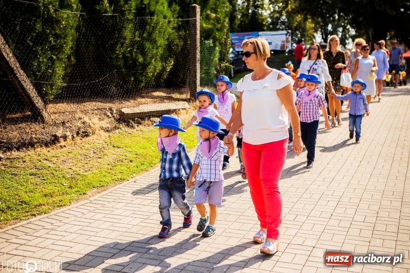 Zdjęcie w galerii na portalu naszraciborz.pl: Dożynki w Samborowicach. Sołtys na hoverboardzie, reszta w korowodzie  wiadomości z regionu