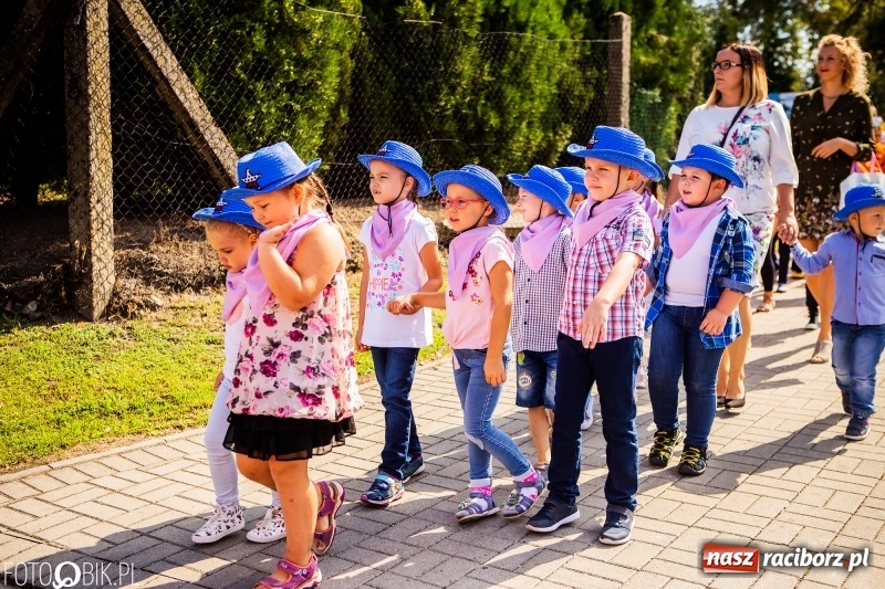 Zdjęcie w galerii na portalu naszraciborz.pl: Dożynki w Samborowicach. Sołtys na hoverboardzie, reszta w korowodzie  wiadomości z regionu