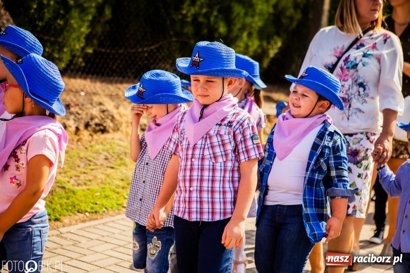 Zdjęcie w galerii na portalu naszraciborz.pl: Dożynki w Samborowicach. Sołtys na hoverboardzie, reszta w korowodzie  wiadomości z regionu