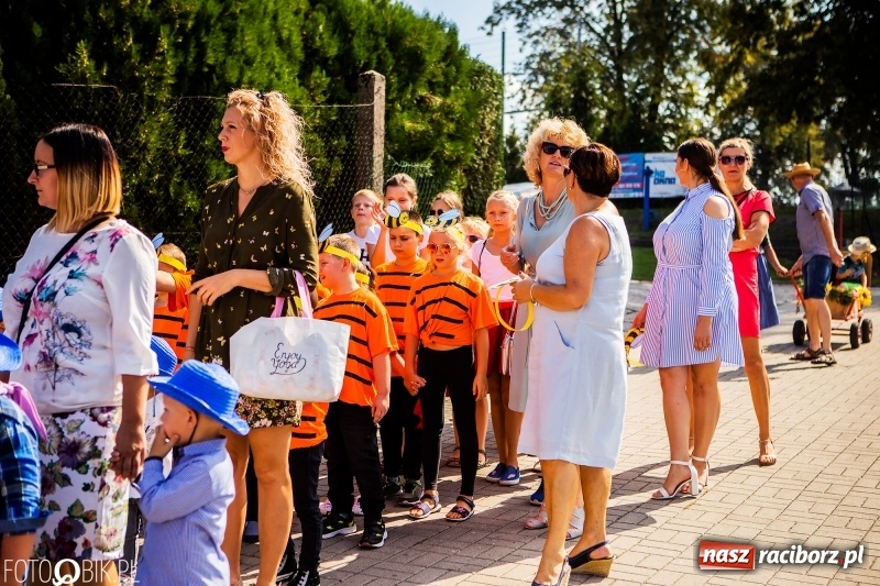 Zdjęcie w galerii na portalu naszraciborz.pl: Dożynki w Samborowicach. Sołtys na hoverboardzie, reszta w korowodzie  wiadomości z regionu